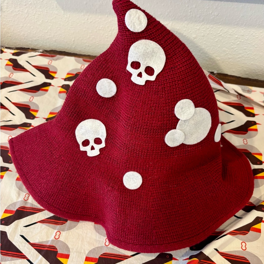 Wizard/witch hat NWOT. Felt decoration on handmade woven hat